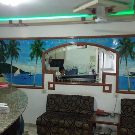Hotel Decent Surat Ngoại thất bức ảnh