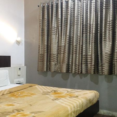 Hotel Decent Surat Ngoại thất bức ảnh
