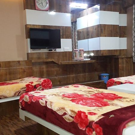 Hotel Decent Surat Ngoại thất bức ảnh
