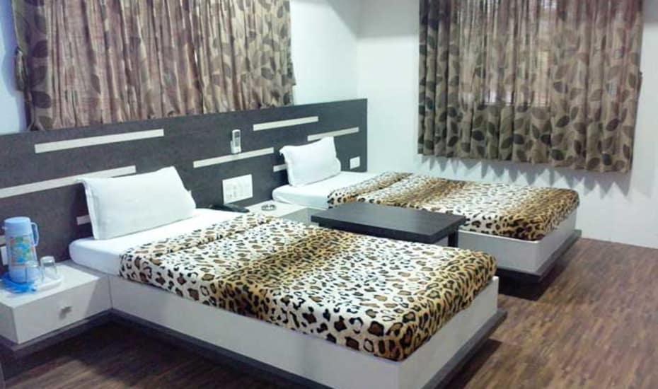 Hotel Decent Surat Ngoại thất bức ảnh
