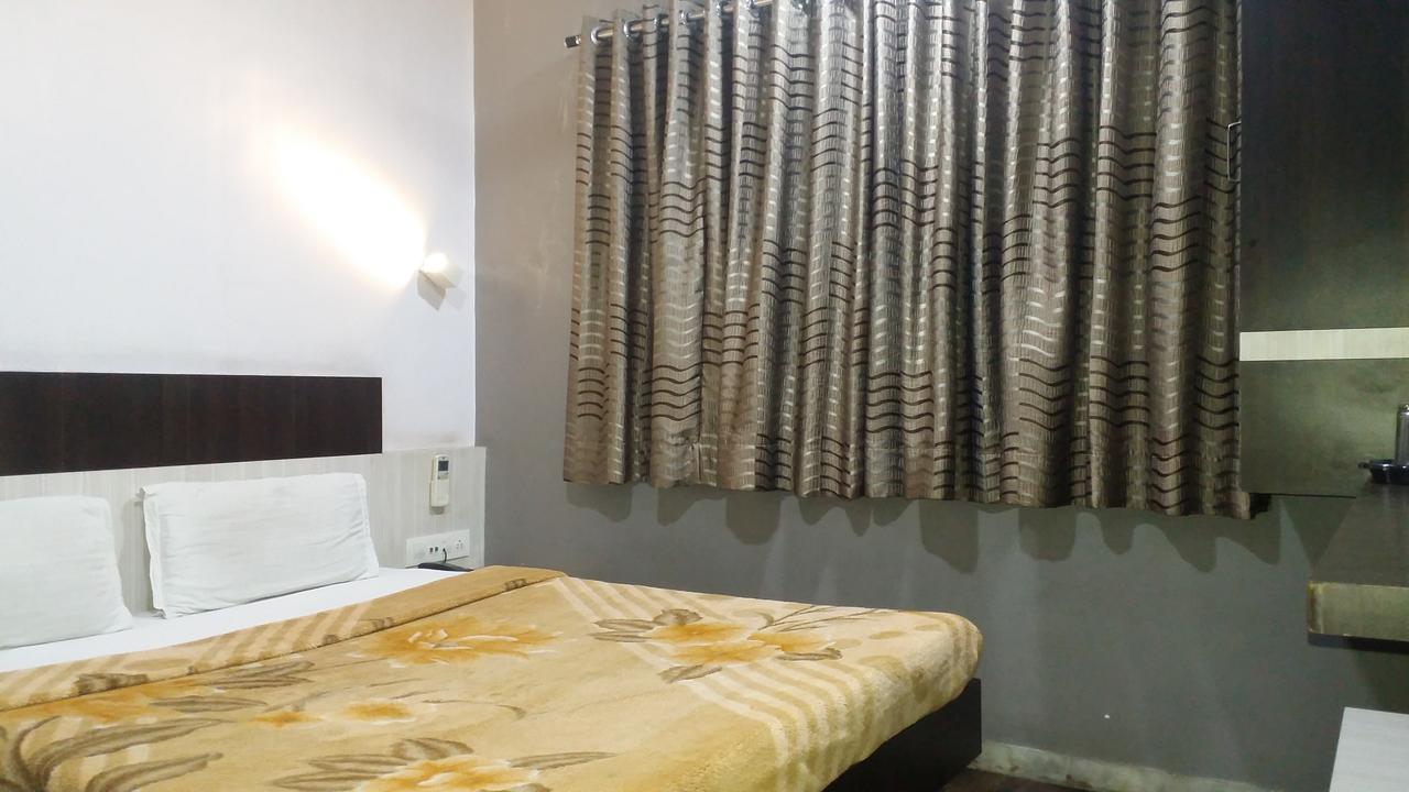 Hotel Decent Surat Ngoại thất bức ảnh