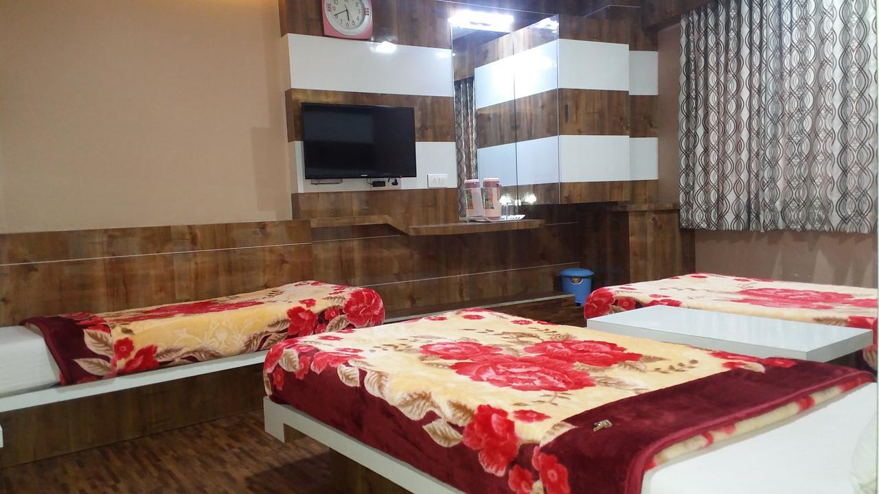 Hotel Decent Surat Ngoại thất bức ảnh