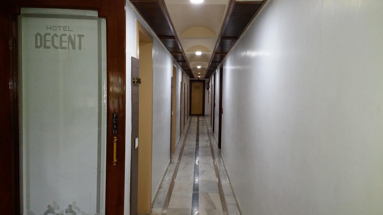 Hotel Decent Surat Ngoại thất bức ảnh