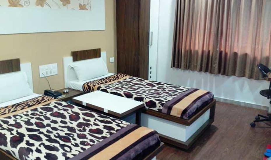 Hotel Decent Surat Ngoại thất bức ảnh