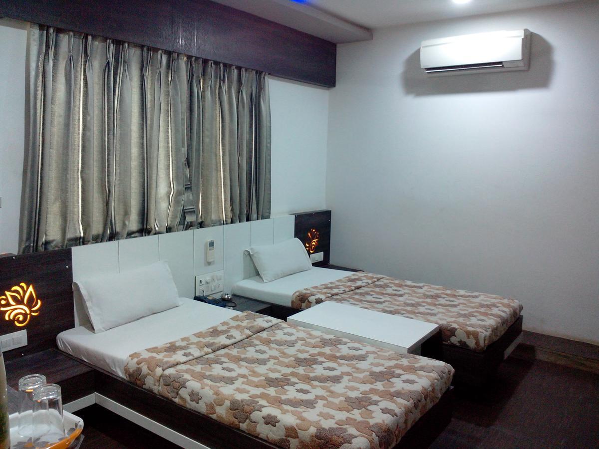 Hotel Decent Surat Ngoại thất bức ảnh