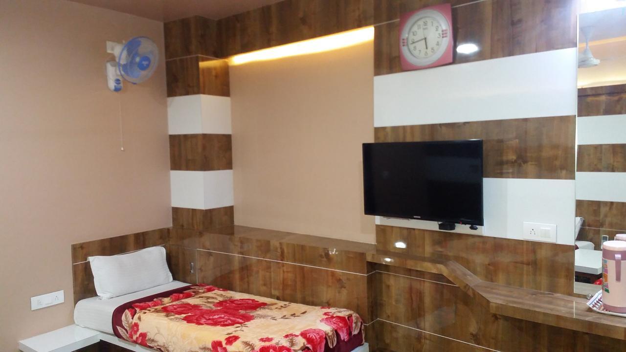 Hotel Decent Surat Ngoại thất bức ảnh