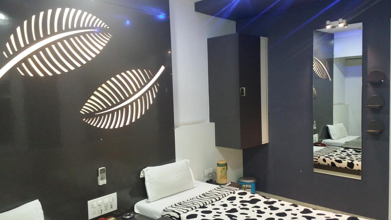 Hotel Decent Surat Ngoại thất bức ảnh