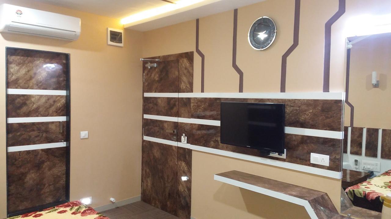 Hotel Decent Surat Ngoại thất bức ảnh