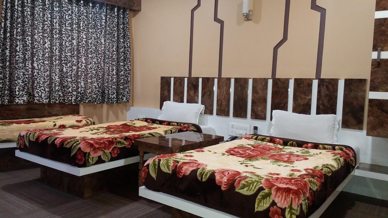 Hotel Decent Surat Ngoại thất bức ảnh