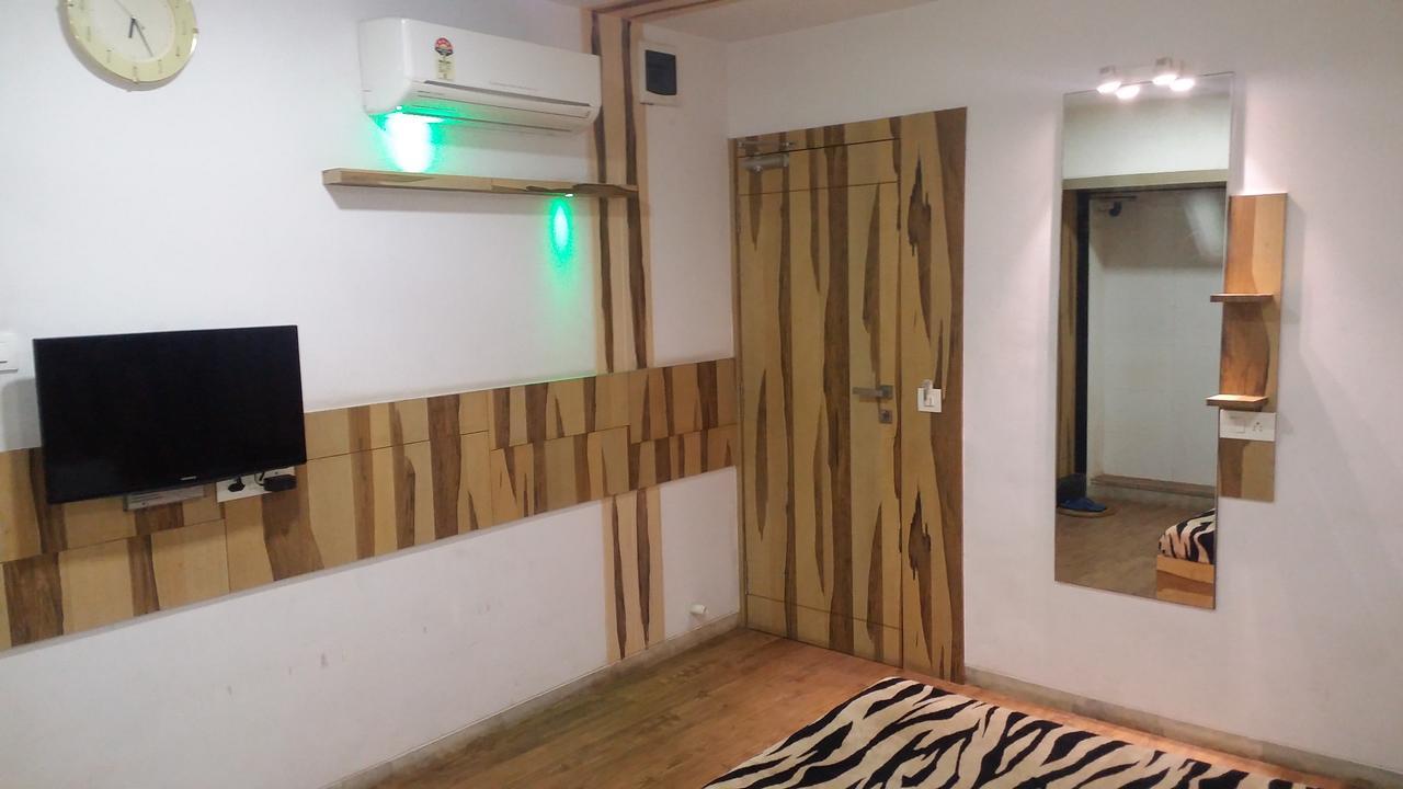 Hotel Decent Surat Ngoại thất bức ảnh